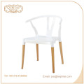 Gros pas cher look scandinave style nordique en plastique jambes en bois pieds de café chaise de repos